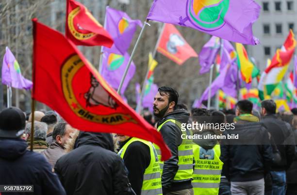 Zum kurdischen Neujahrsfest Newroz demonstrieren in Frankfurt Kurdinnen und Kurden. Sie kritisieren die Politik in der Türkei - und einen Erlass des...