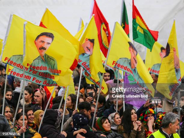 Zum kurdischen Neujahrsfest Newroz demonstrieren in Frankfurt Kurdinnen und Kurden. Sie kritisieren die Politik in der Türkei - und einen Erlass des...