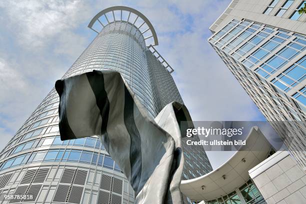 Kunstwerk "Inverted Colour and Tie" vor der DZ-Bank in Frankfurt am Main