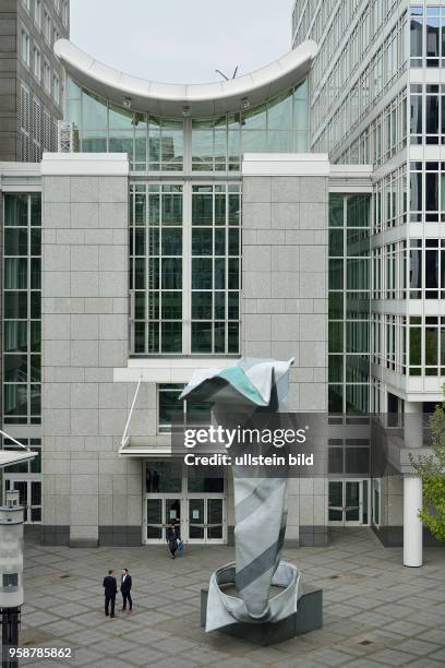 Kunstwerk "Inverted Colour and Tie" vor der DZ-Bank in Frankfurt am Main