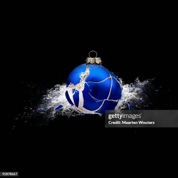 xmas shootout 06 - broken christmas bauble stock pictures, royalty-free photos & images