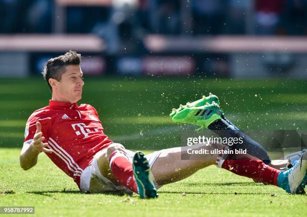 Rasen spritzt auf bein Robert Lewandowski waehrend dem Fussball Bundesliga Spiel FC Bayern Muenchen gegen Darmstadt 98 am 32. Spieltag der Saison...