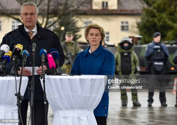 Der bayerische Innenminister Joachim Herrmann und die Verteidigungsminister Ursula von der Leyen bei ihrem Pressestatement nach gemeinsame...