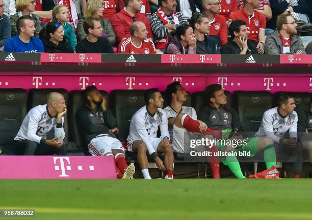 Blick auf die Ersatzbank der Bayern L-R Arjen Robben , Arturo Vidal , Thiago Alcantara , Mats Hummels Torwart Leo Weinkauf und Philipp Lahm waehrend...