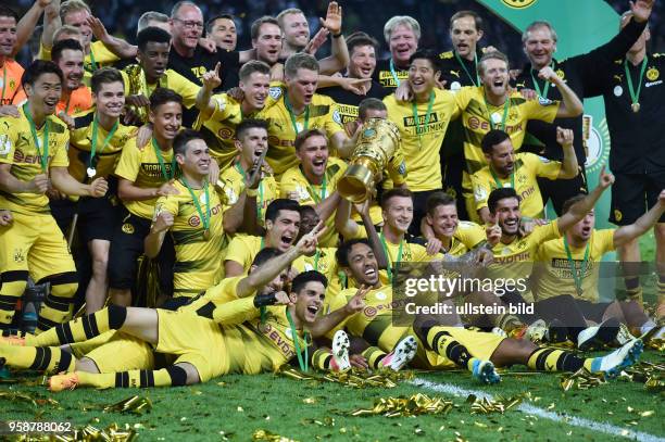 Fussball GER, DFB Pokal, Finale, Eintracht Frankfurt - Borussia Dortmund 1-2, Die Spieler von Borussia Dortmund feiern den Gewinn des DFB Pokals,...