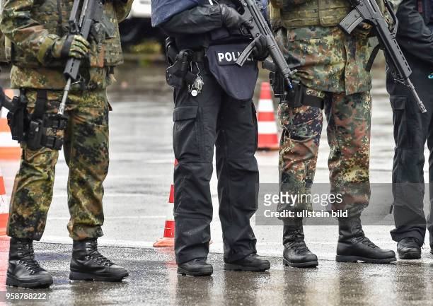Diensthosen und Stiefel von Polizisten und Soldaten bei einer gemeinsamer Vorfuehrung von Kraeften der Polizei und der Bundeswehr waehrend der GETEX...