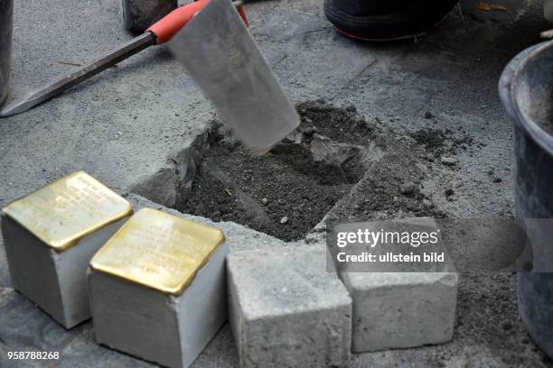 Demnig, Gunter Künster Verlegt Stolpersteine um an die Ermmordeten und verfolgten Juden und Homosexuellen im "Dritten Reich" zu erinnern Hier bei...