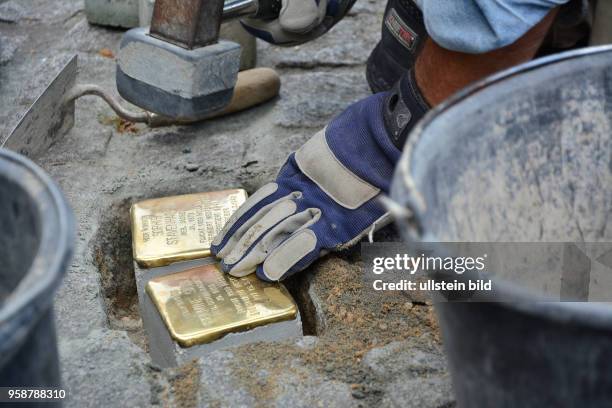 Demnig, Gunter KÃ¼nster Verlegt Stolpersteine um an die Ermmordeten und verfolgten Juden und Homosexuellen im "Dritten Reich" zu erinnern Hier bei...