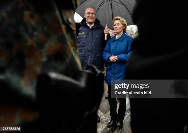 Der bayerische Innenminister Joachim Herrmann und die Verteidigungsminister Ursula von der Leyen sprechen mit den Teilnehmern einer gemeinsamen...