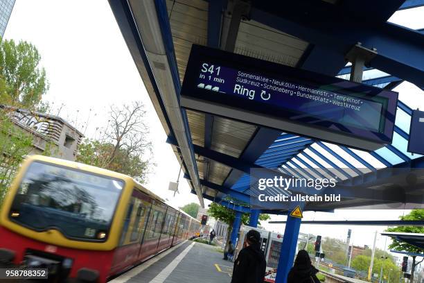 Bahnhof Treptower Park, Ringbahn auf dem Bahnsteig, Fahrtrichtung Neukoelln-Tempelhof