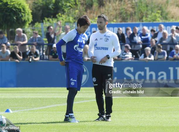 Fussball GER, 1. Bundesliga Saison 2017 2018, Trainingsauftakt des FC Schalke 04, Trainer Domenico Tedesco mit Atsuto Uchida