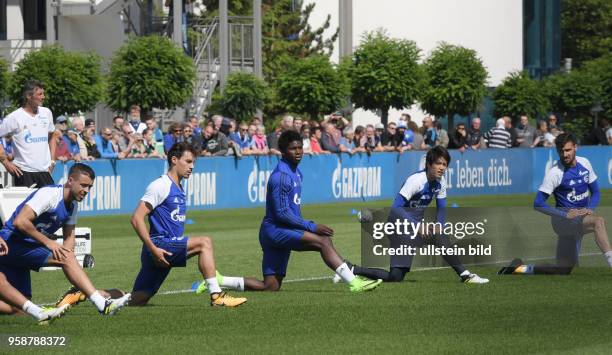 Fussball GER, 1. Bundesliga Saison 2017 2018, Trainingsauftakt des FC Schalke 04, v.li., Franco Di Santo , Benjamin Stambouli , Breel Embolo , Atsuto...