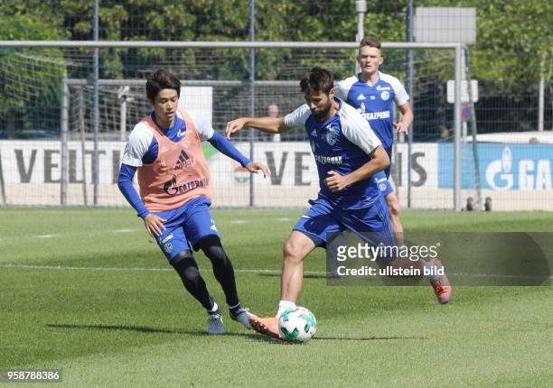 Fussball GER, 1. Bundesliga Saison 2017 2018, Trainingsauftakt des FC Schalke 04, Coke , re., gegen Atsuto Uchida