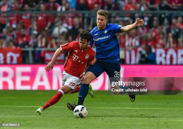 Juan Bernat im Zweikampf mit Sven Schipplock waehrend dem Fussball Bundesliga Spiel FC Bayern Muenchen gegen Darmstadt 98 am 32. Spieltag der Saison...