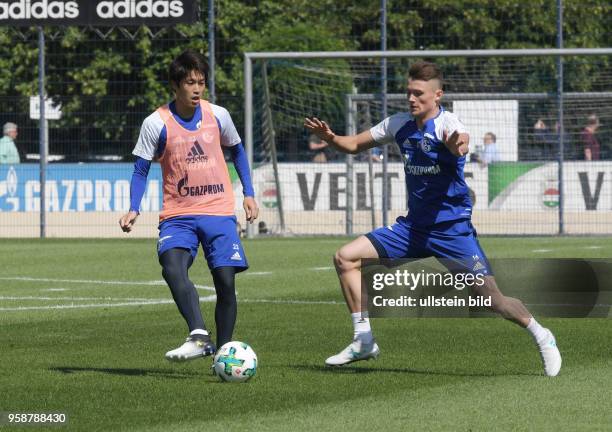 Fussball GER, 1. Bundesliga Saison 2017 2018, Trainingsauftakt des FC Schalke 04, Atsuto Uchida , li., gegen Fabian Reese