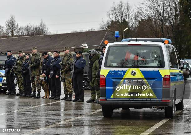 Polizisten und Soldaten stehen zusammen nach einer gemeinsamer Vorfuehrung von Kraeften der Polizei und der Bundeswehr waehrend der GETEX 2017 am 09....