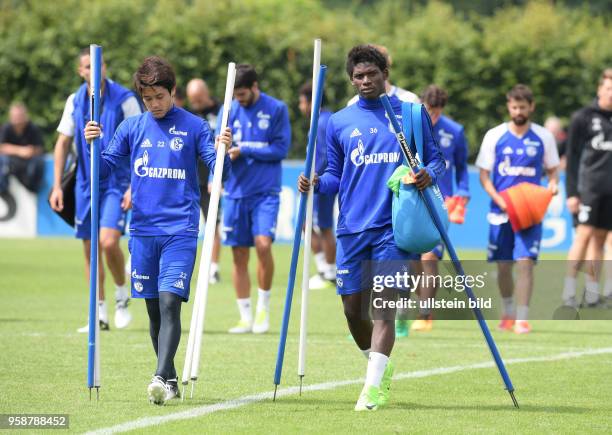 Fussball GER, 1. Bundesliga Saison 2017 2018, Training FC Schalke 04, Breel Embolo , re., und Atsuto Uchida