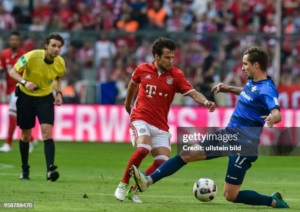 Juan Bernat im Zweikampf mit Sandro Sirigu waehrend dem Fussball Bundesliga Spiel FC Bayern Muenchen gegen Darmstadt 98 am 32. Spieltag der Saison...