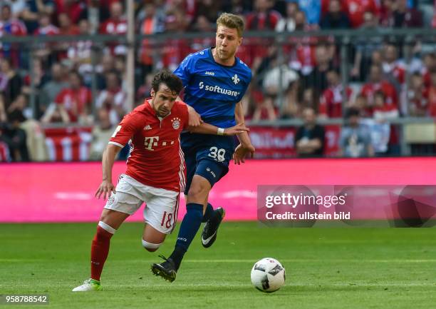 Juan Bernat im Zweikampf mit Sven Schipplock waehrend dem Fussball Bundesliga Spiel FC Bayern Muenchen gegen Darmstadt 98 am 32. Spieltag der Saison...