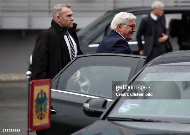 Das Dienstfahrzeug des Bundespraesident mit Standarte und Autokennzeichen 0-1 waehrend des Besuches von Bundespräsident Frank-Walter Steinmeier bei...