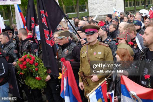 Sowjetisches Ehrenmal Berlin Treptow, Erinnerung an das Kriegsende 1945, auch Tag der Befreiung, im Bild Mitglieder der Rockergruppe Nachtwoelfe