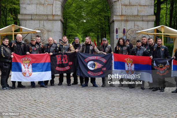 Sowjetisches Ehrenmal Berlin Treptow, Vertreter der Rockergruppe Nachtwoelfe aus Serbien und Russland am Eingang zum Ehrenmal am so genannten Tag der...