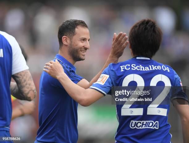 Fussball GER, 1. Bundesliga Saison 2017 2018, Testspiel, SpVgg Erkenschwick - FC Schalke 04 1-9, Trainer Domenico Tedesco , li., mit Atsuto Uchida