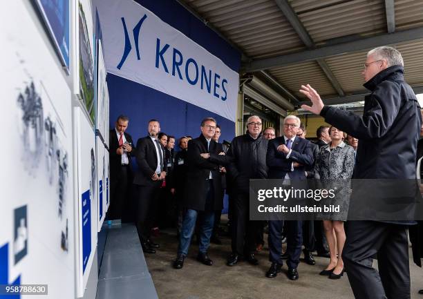 Bundespraesident Frank-Walter Steinmeier und seine Ehefrau Elke Buedenbender hoeren dem Aufsichtsratsvorsitzendem Volker Kronseder zu waehrend seines...