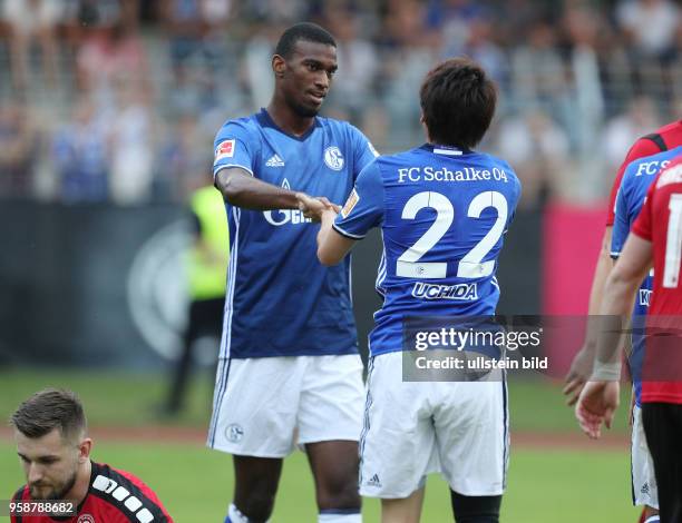 Fussball GER, 1. Bundesliga Saison 2017 2018, Testspiel, SpVgg Erkenschwick - FC Schalke 04 1-9, Jubel Haji Wright , li., und Atsuto Uchida