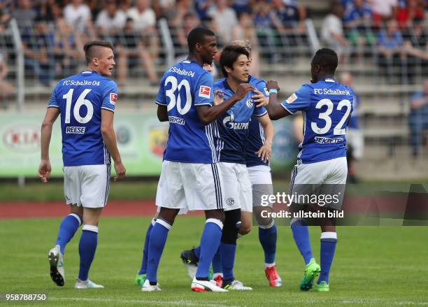 Fussball GER, 1. Bundesliga Saison 2017 2018, Testspiel, SpVgg Erkenschwick - FC Schalke 04 1-9, Jubel , Bernard Tekpetey , Atsuto Uchida , Haji...