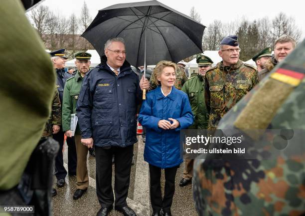 Der bayerische Innenminister Joachim Herrmann und die Verteidigungsminister Ursula von der Leyen sprechen mit den Teilnehmern einer gemeinsamen...