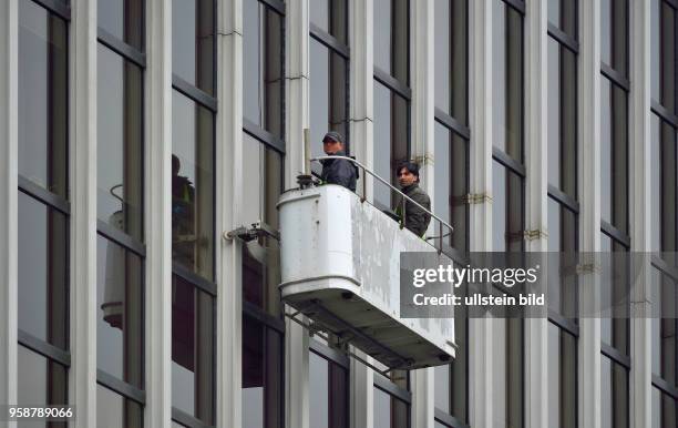 Kunstwerk "Inverted Colour and Tie" vor der DZ-Bank in Frankfurt am Main