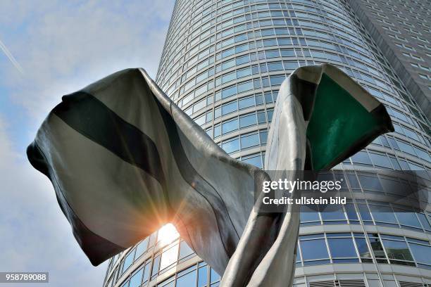 Kunstwerk "Inverted Colour and Tie" vor der DZ-Bank in Frankfurt am Main