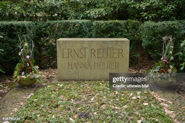 Grabmal, Ernst und Hanna Reuter, Waldfriedhof, Potsdamer Chaussee, Zehlendof, Berlin, Deutschland