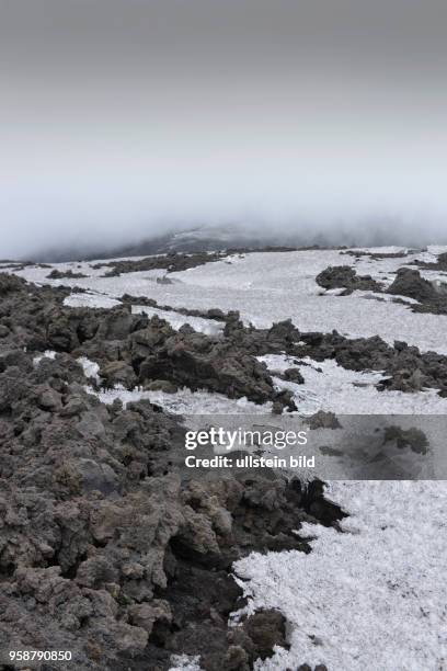 Lavagestein, Schnee, Hauptkrater, Vulkan, Etna, Sizilien, Italien