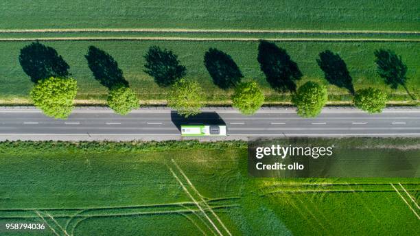 straße durch die felder - bus road stock-fotos und bilder