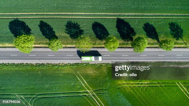 camino a través de los campos - autobús fotografías e imágenes de stock