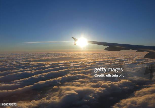 Fluegel, Flugzeug, Wolken