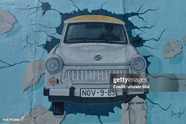 Trabi, East Side Gallery, Muehlenstrasse, Friedrichshain, Berlin, Deutschland