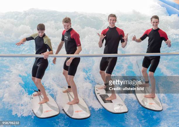 Die Skispringer Markus Eisenbichler, Karl Geiger, Andreas Wellinger und Stephan Lehye versuchen sich beim Surfen auf der Stehenden Welle waehrend der...