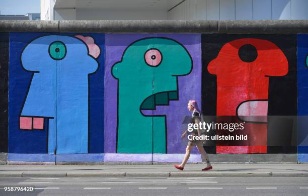 Thierry Noir, East Side Gallery, Muehlenstrasse, Friedrichshain, Berlin, Deutschland