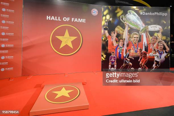 Noch ist der Stern verhuellt von Philipp Lahm auf dem Walk of Fame in der FC Bayern Erlebnis Welt am in der Allianz Arena in Muenchen.