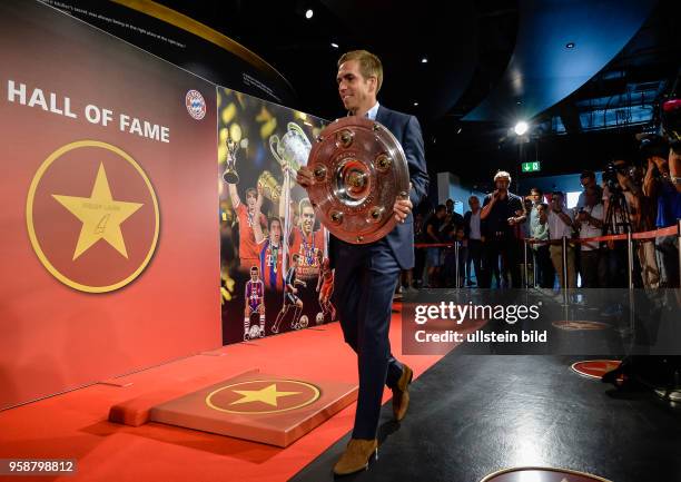 Philipp Lahm bringt die Meisterschaftsschale fuer die Saison 2016/2017 waehrend der Enthuellung seines Sternes auf dem Walk of Fame in der FC Bayern...