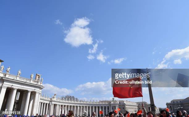 Rom, Vatikan Chinesische Pilger mit Flagge auf dem Peters bei der woechentlichen Generalaudienz von Papst Franziskus I.