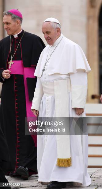 Rom, Vatikan Papst Franziskus I. Mit Kurienerzbischof Georg Gaenswein bei der woechentlichen Generalaudienz auf dem Petersplatz.