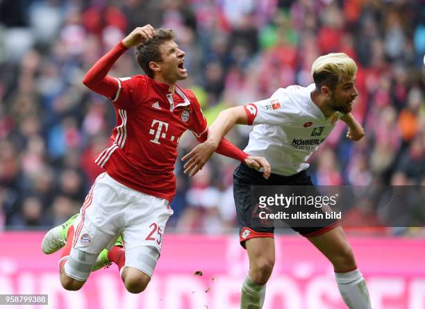 Fussball 1. Bundesliga Saison 2016/2017 30. Spieltag FC Bayern Muenchen - 1. FSV Mainz 05 Abflug mit Schmerzen Thomas Mueller im Zweikampf mit...