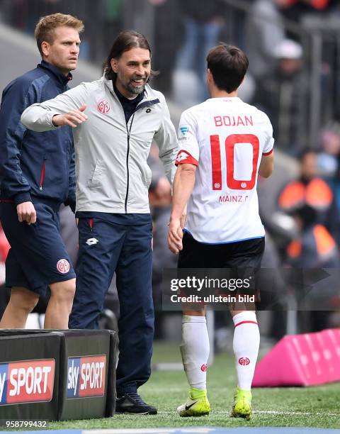 Fussball 1. Bundesliga Saison 2016/2017 30. Spieltag FC Bayern Muenchen - 1. FSV Mainz 05 Trainer Martin Schmidt freut sich bei der Auswechslung von...