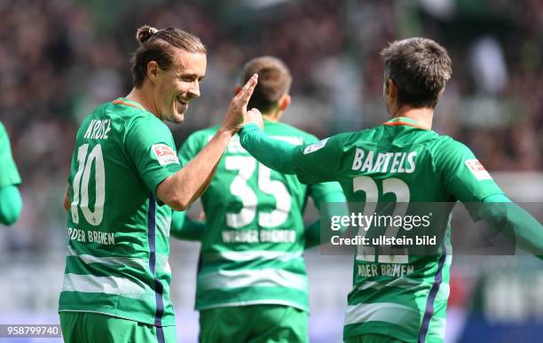 Werder Bremen - Hertha BSC Berlin Max Kruse und Fin Bartels jubeln nach dem Tor zum 1:0