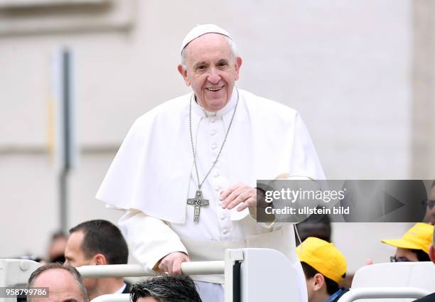 Rom, Vatikan Papst Franziskus I. Bei der woechentlichen Generalaudienz auf dem Petersplatz.