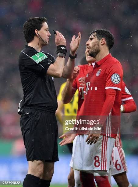 Fussball DFB Pokal Halbfinale Saison 2016/2017 FC Bayern Muenchen - Borussia Dortmund Javi Martinez reklamiert bei Schiedsrichter Manuel Graefe